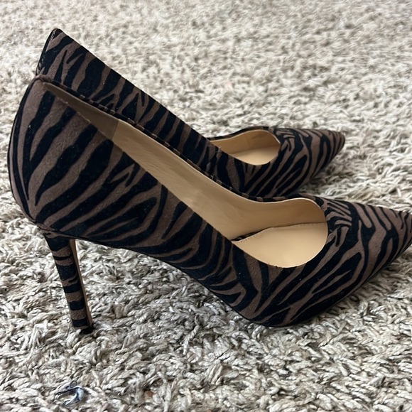 VINCE CAMUTO SAVILLA
MOCHA TEXTURED ZEBRA
HEELS SIZE 7.5 - Picture 4 of 14